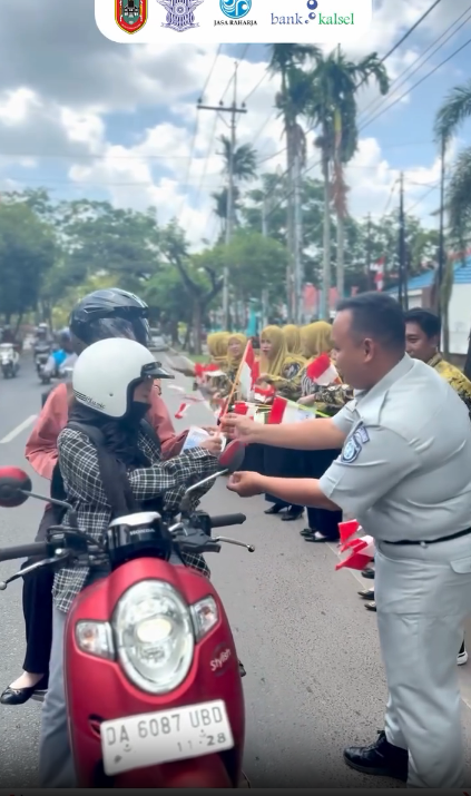 Momen Kemerdekaan dan Pelayanan Prima: Aksi Pembagian Bendera Merah Putih Sekaligus Sosialisasi Insentif dan Pemutihan Pajak Kendaraan Bermotor di UPPD Banjarmasin II
