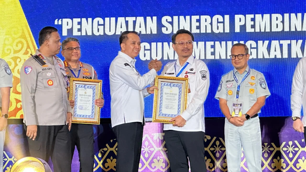 Inovasi Samsat Mobile Antarkan Bapenda Kalsel Raih Penghargaan Nasional di Semarang - Foto 2