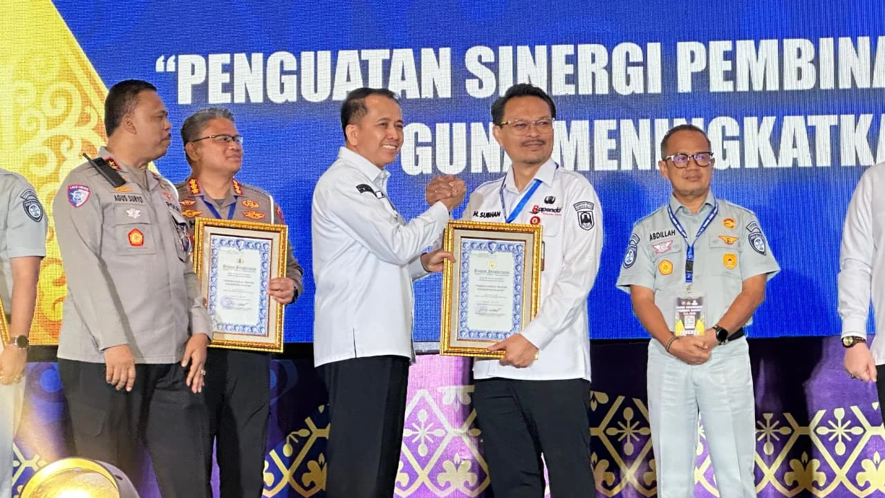 Inovasi Samsat Mobile Antarkan Bapenda Kalsel Raih Penghargaan Nasional di Semarang - Foto 3